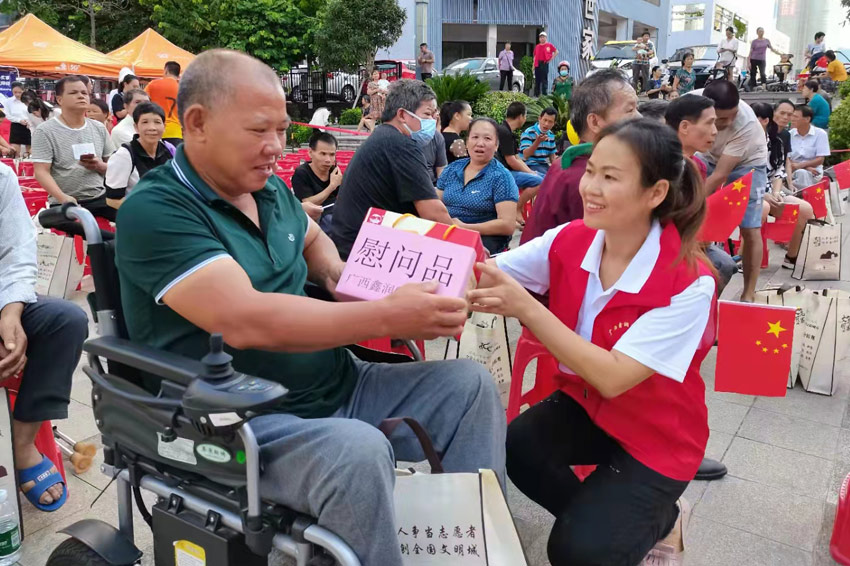 廣西鑫潤物業有限公司黨支部開展慰問殘疾人活動。鹿寨縣委組織部供圖
