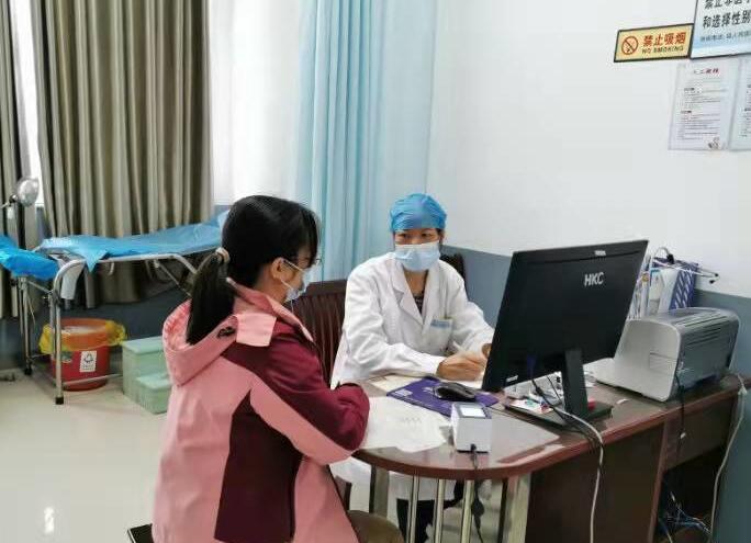 柳城县人民医院本地专家在为患者诊疗。黄伟松摄