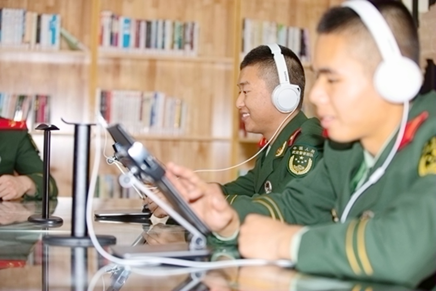 官兵利用平板电脑对喜爱的图书进行阅读。