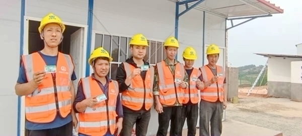 农民工展示办好的工资卡。