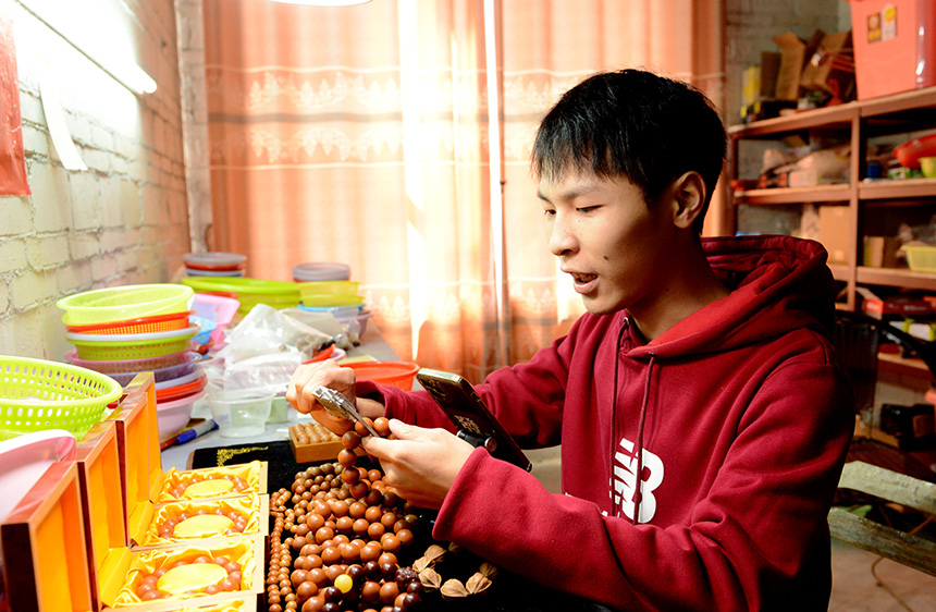 通过直播销售榄雕工艺品。