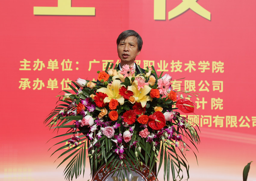 自治区供销社二级巡视员杨海飞致辞并宣布五合新校区建设项目开工。黄一峻摄