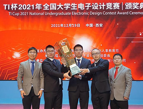指导老师刘涛（左一）、赵中华（右一）与获奖学生合影。王旭东摄