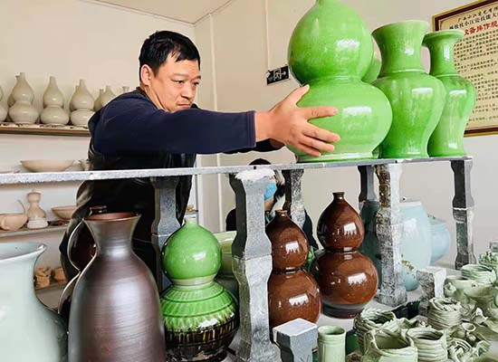 手工業者在擺放小江瓷器。韋立岩攝