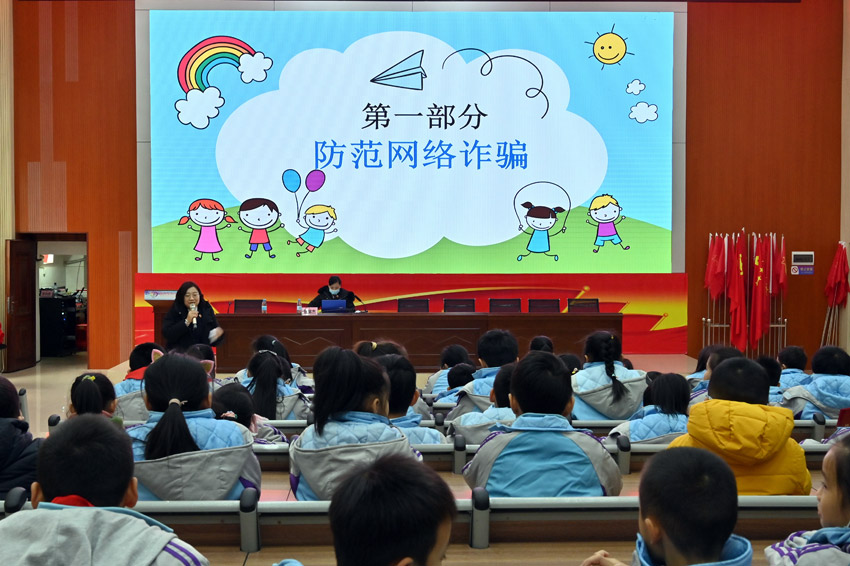張英杰檢察官給孩子們講防網絡詐騙知識。羅翠莎攝