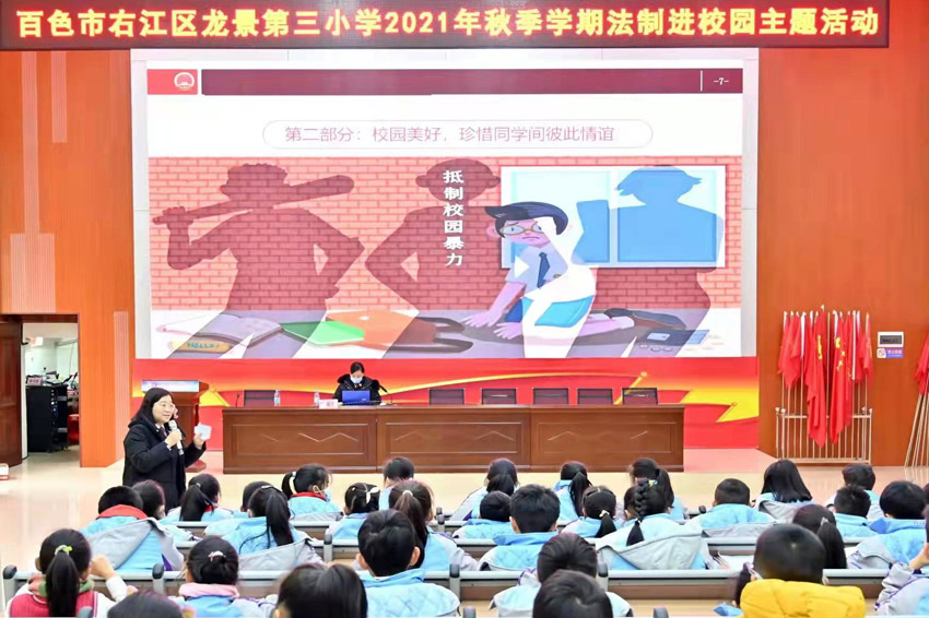 張英杰檢察官給孩子們講防校園欺凌。羅翠莎攝