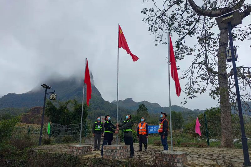 值守人员对值守辖区的国旗进行统一更换。农丹妮摄