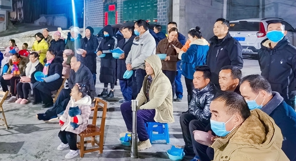 群众观看电影。王光明摄