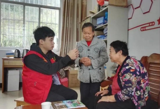 广福乡：驻村工作队员为民办实事 助力乡村振兴