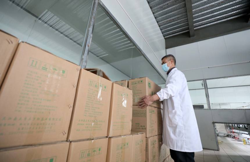 在三江侗族自治縣斗江鎮一家茶油精深加工廠，一名工人在車間內堆放茶油。龔普康攝