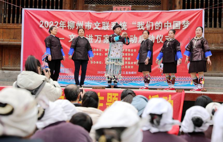 在三江侗族自治县独峒镇独峒村，文艺志愿者在为群众演奏侗族笛子歌。龚普康摄