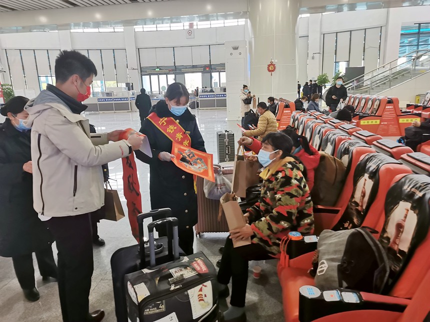 来宾北站开展“情满旅途”青年志愿服务活动。徐偲懿摄