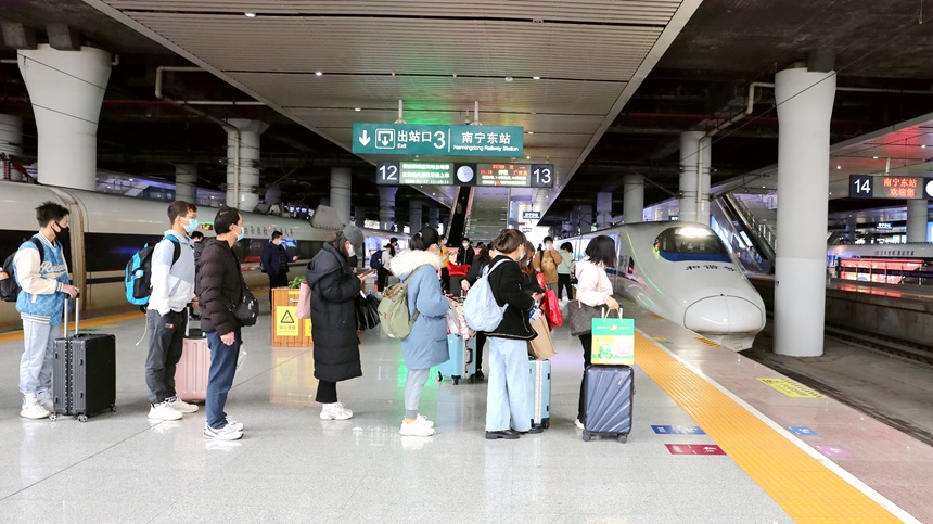 旅客在南宁东站站台等候列车进站。于莉摄