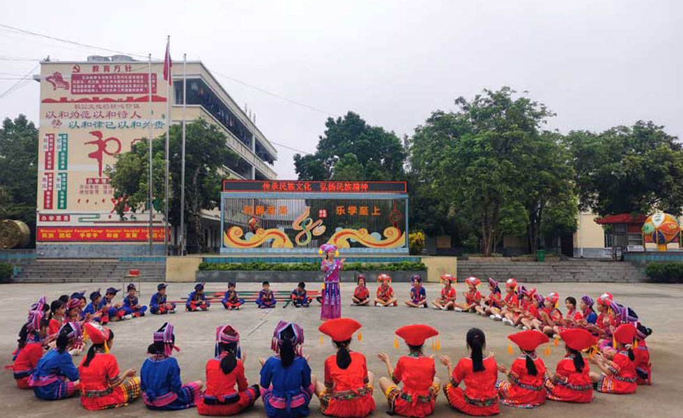 大新县全茗镇中心小学开展课外双语活动。