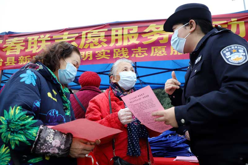 志愿者正在为群众讲反诈骗的相关知识点。