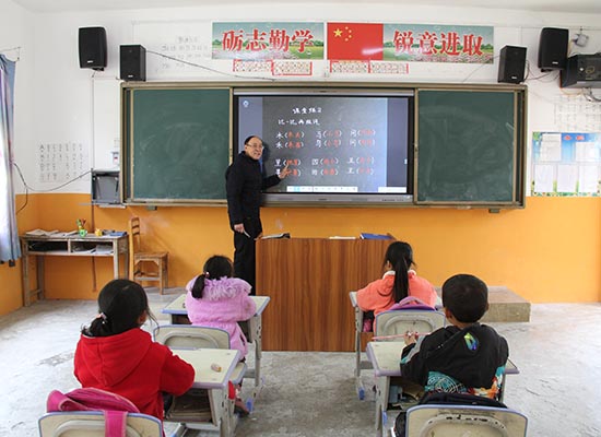 蓝覃威在给学生授课。蒙磊摄