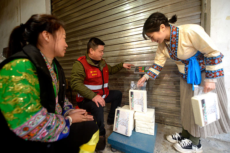 圖為香糯稱重計量-滾億忠攝.jpg