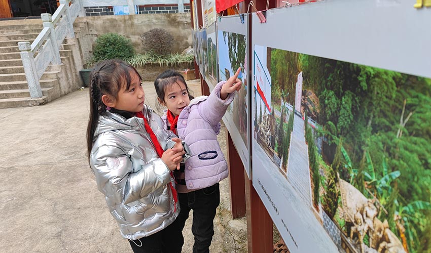 小孩子們參觀紅色文旅攝影作品。盧曉玲攝