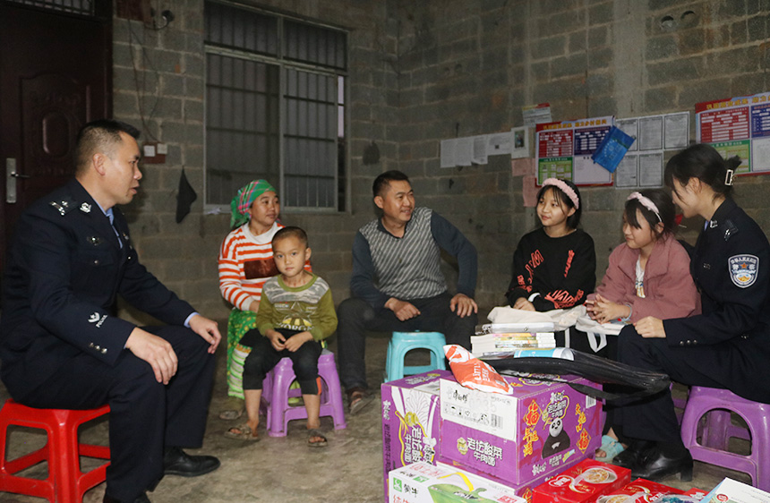 民警慰问困难群众。