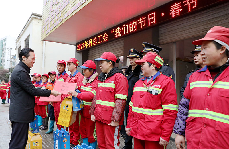 活動為環衛工人贈送新年慰問品。龔普康攝
