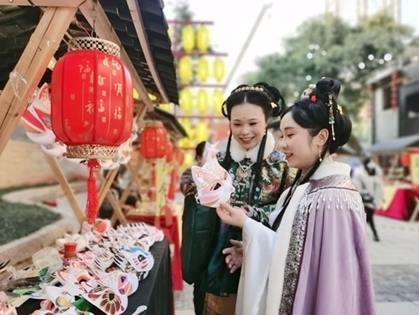 游客游覽沉浸式國風街市。