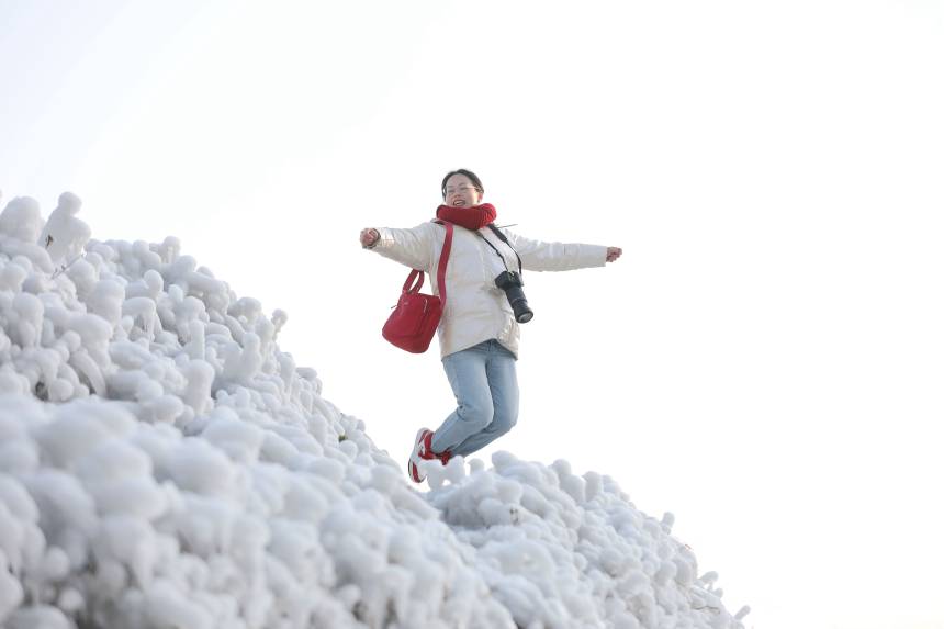 在三江侗族自治縣獨峒鎮大塘坳，一名游客在雪景中跳躍。龔普康攝