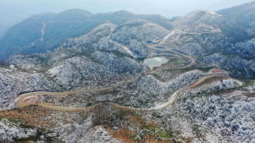 无人机拍摄的三江侗族自治县老堡乡白云山雪景.龚普康摄