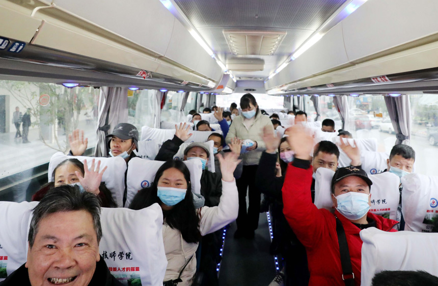 在融安县融康社区返岗专车上，外出务工人员招手离开家乡。
