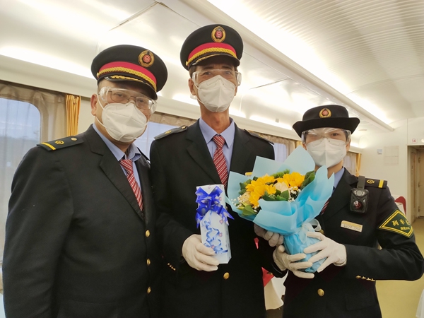 同事们为刘荣夏提前举办退休仪式。张瑞琴摄