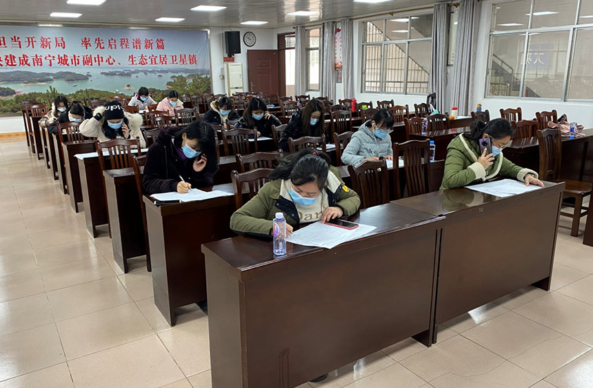 良慶區大塘鎮志願者們爭分奪秒地開展流調數據核查。良慶區融媒體中心供圖