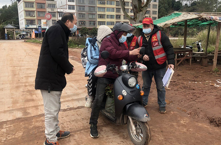 良慶區科技局工作人員到村卡點開展疫情防控工作。良慶區融媒體中心供圖