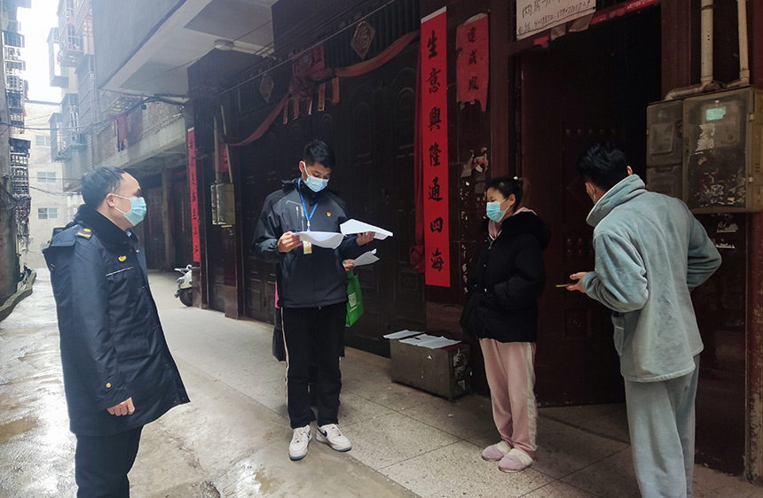 良慶區玉洞街道玉洞村黨員干部入戶排查。良慶區融媒體中心供圖