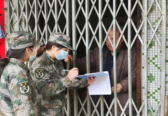 地角女民兵排查信息登記。陳雲斌攝