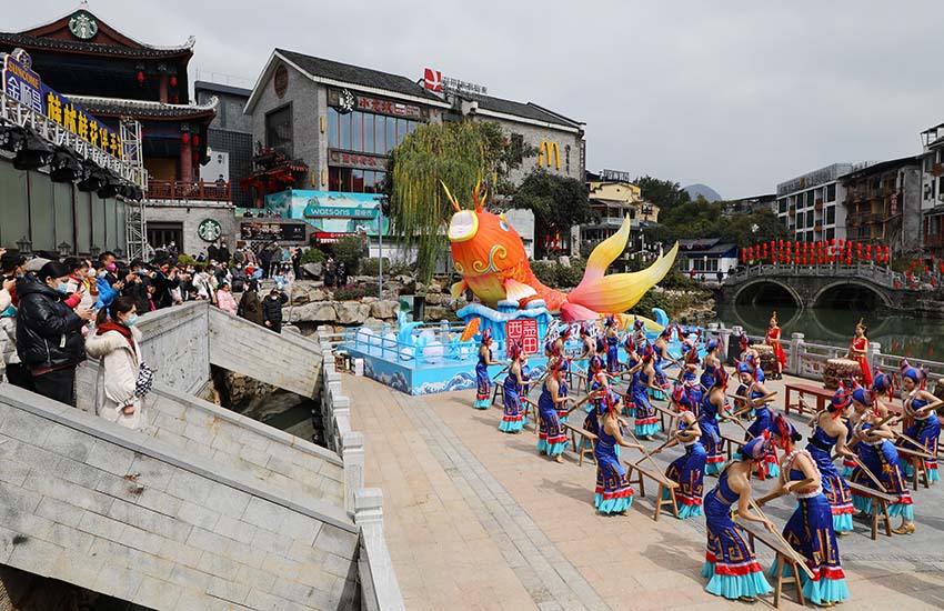 印象・刘三姐景区演员们跳起竹竿舞庆祝元宵佳节。廖学斌摄