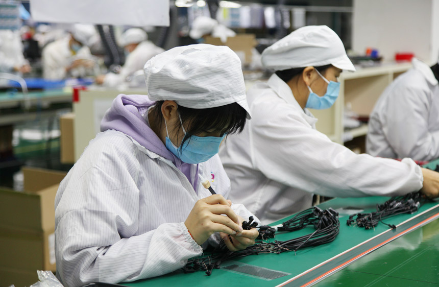 工人們正在組裝產品。