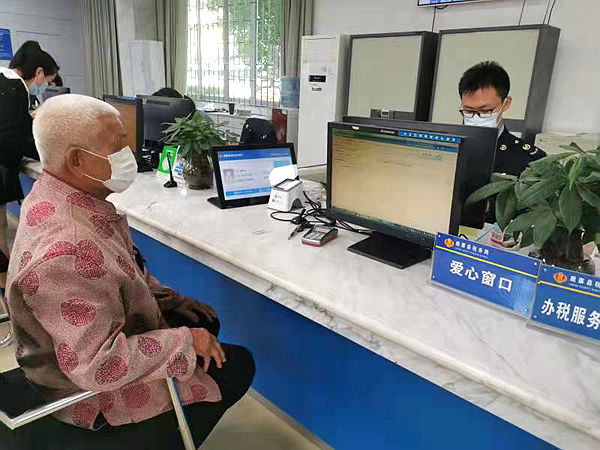 国家税务总局鹿寨县税务局在办税服务厅设立“爱心窗口”，为老人等弱势群体提供社保缴费“绿色通道”。（刘慧君 摄）