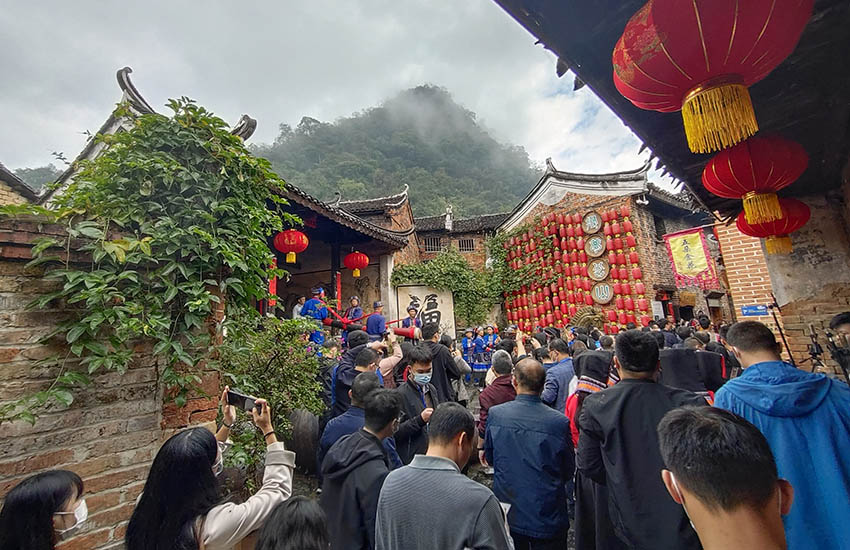 游客觀看非遺表演。趙馨攝