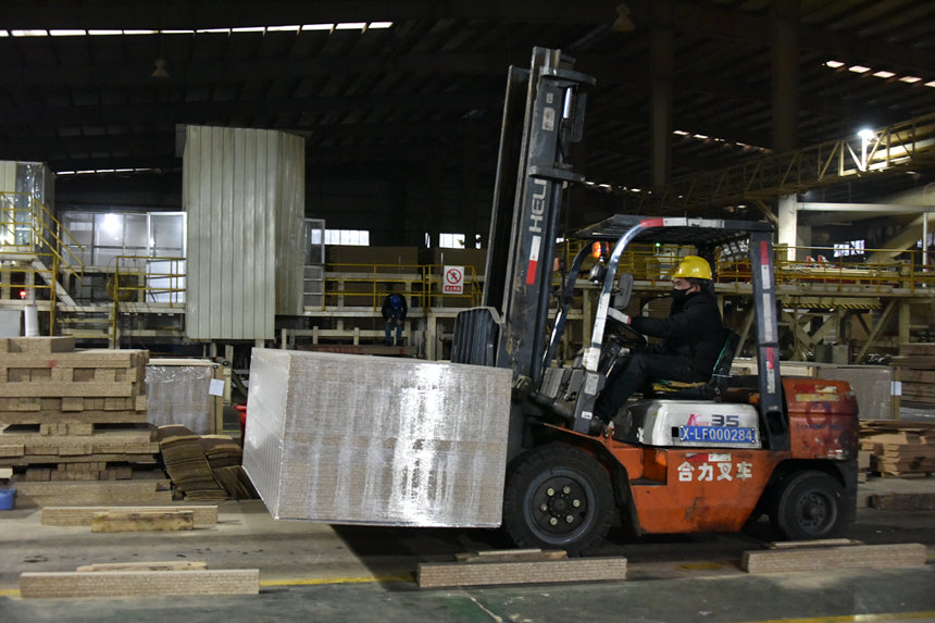 广西祥盛家居材料科技股份有限公司正在搬运刨花板