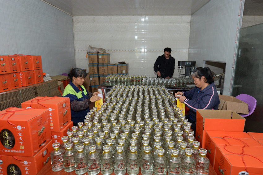 村民在給米酒打包裝。