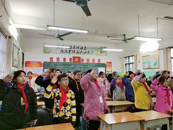 東龍鎮中心小學開展升國旗、唱紅色歌曲活動。