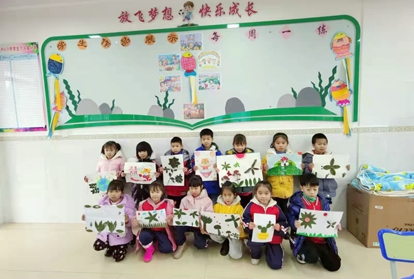 黃練鎮中心小學開展紅色畫卷活動。