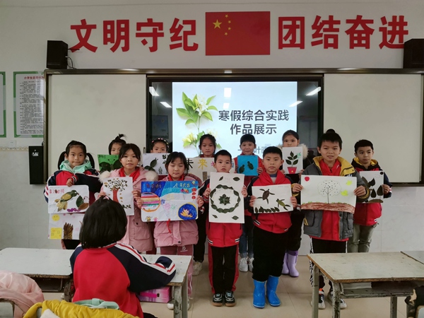 黃練鎮中心小學開展紅色畫卷共描繪活動。