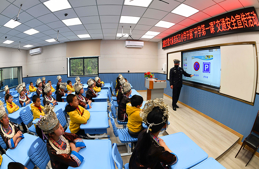 2月21日，在广西龙胜各族自治县乐江镇乐江小学，龙胜交管大队民警在给学生们讲解交通安全法规。