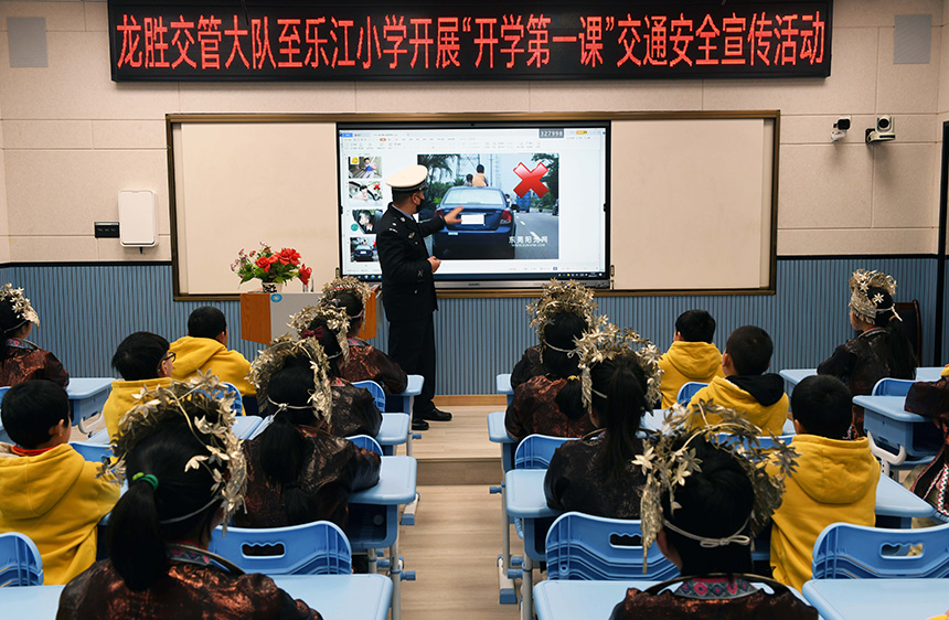 2月21日，在廣西龍勝各族自治縣樂江鎮樂江小學，龍勝交管大隊民警在給學生們講解交通安全法規。