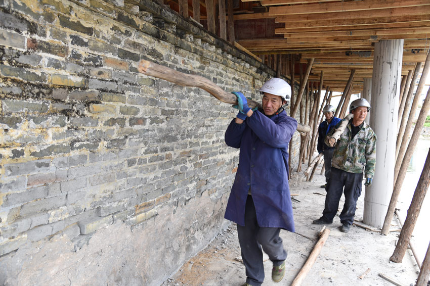 鹿寨縣三排村斑鳩屯“美麗村庄”建設項目施工現場。