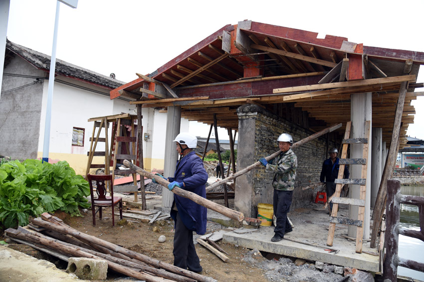 鹿寨縣三排村斑鳩屯“美麗村庄”建設項目施工現場。
