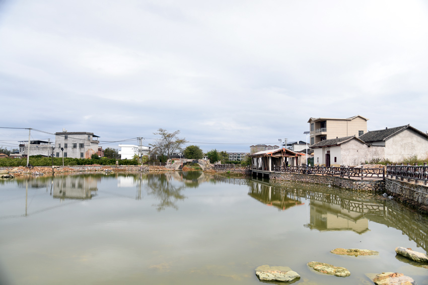 鹿寨縣三排村斑鳩屯“美麗村庄”建設項目施工現場。