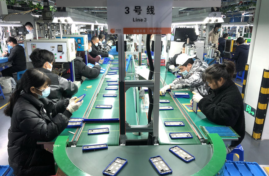 在桂林領益智造有限公司車間裡，流水線上的工人忙著裝配手機配件。陽海翔攝