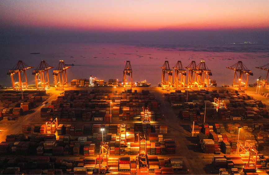 夜幕下的廣西欽州港集裝箱碼頭。曹祎銘攝