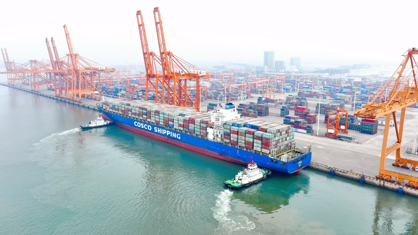 一艘满载出口货物的集装箱货船从钦州港集装箱码头开出。陈磊摄